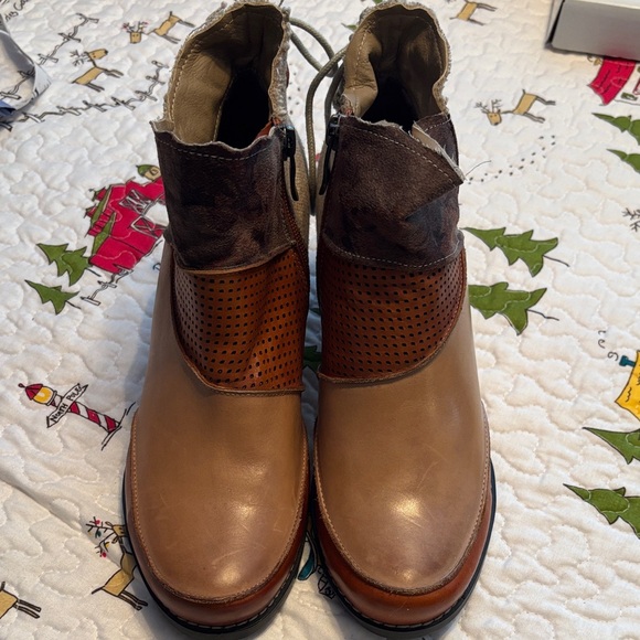 Stylish Brown Leather Ankle Boots - Picture 1 of 4